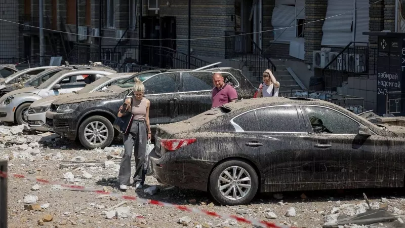 Residentes de Kiev examinan los daños tras un ataque con drones rusos a la capital ucraniana, a 30 de mayo de 2023.