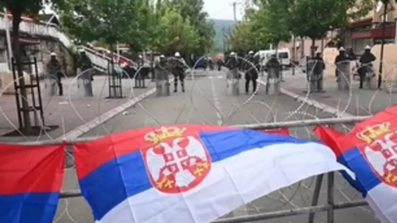 Siguen las protestas de los serbios del norte de Kosovo contra alcaldes a los que rechazan