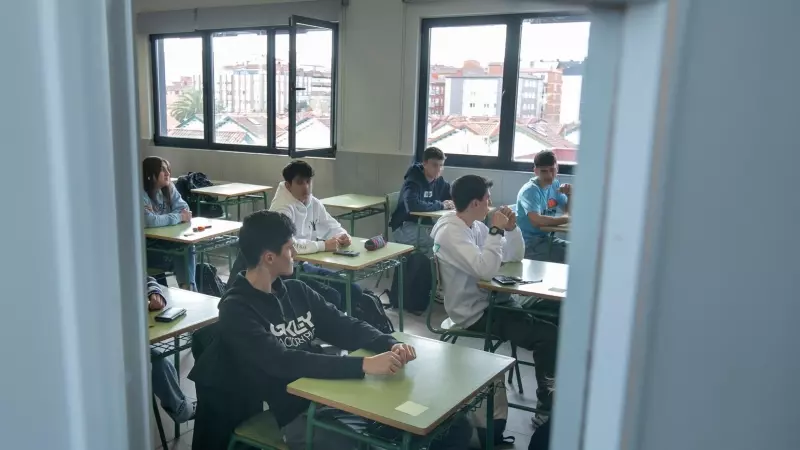 Los alumnos de una clase de 1º Bachillerato del Instituto Calderón de la Barca en Gijón realizan una prueba piloto de la EBAU, a 14 de marzo de 2023, en Gijón, Asturias (España).
