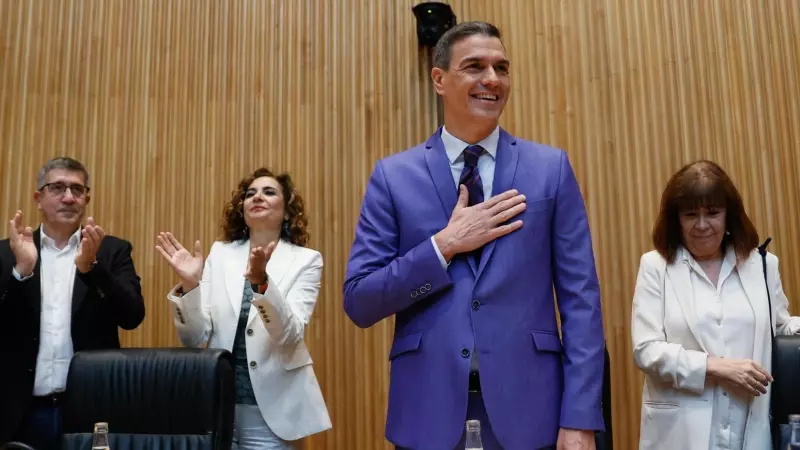 El presidente del Gobierno, Pedro Sánchez, agradece los aplausos de los senadores y diputados del PSOE, incluidos la senadora Cristina Narbona (d), el portavoz en el Congreso Patxi López (i), y la ministra de Hacienda, María Jesús Montero, a su llegada es