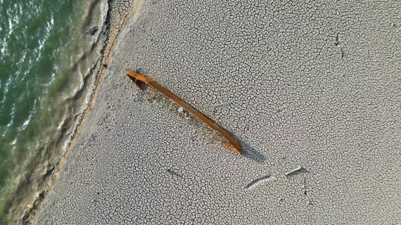 Una canoa en el suelo agrietado de un embalse afectado por la sequía.