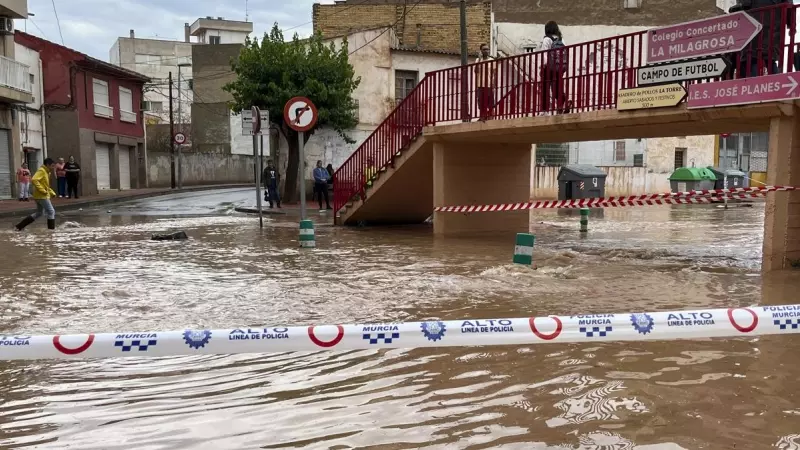 Inundaciones en la rambla de Espinardo, en Murcia, cortada tras las lluvias registradas en la últimas horas, con hasta 30 litros en una hora, este martes.