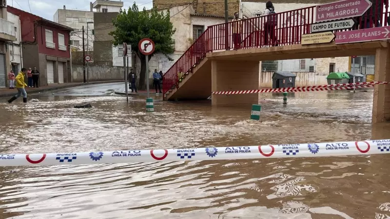 Inundaciones en la rambla de Espinardo, en Murcia, cortada tras las lluvias registradas en la últimas horas, con hasta 30 litros en una hora, este martes.