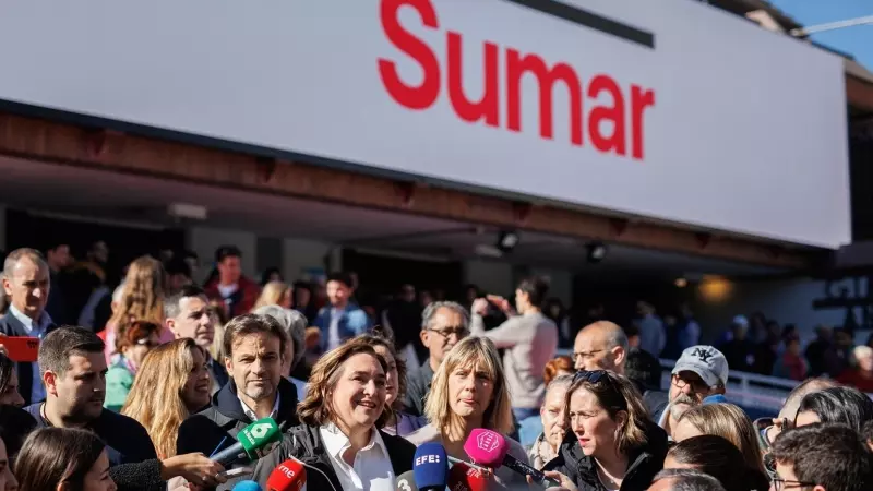 La alcaldesa de Barcelona, Ada Colau, atiende a los medios junto al presidente del grupo parlamentario de Unidas Podemos, Jaume Asens, y la líder de los Comuns en el Parlament, Jéssica Albiach, a su llegada el acto de la plataforma SUMAR,