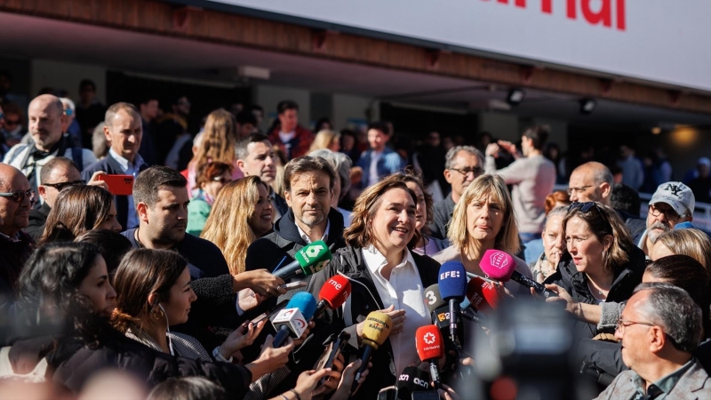 La alcaldesa de Barcelona, Ada Colau, atiende a los medios junto al presidente del grupo parlamentario de Unidas Podemos, Jaume Asens, y la líder de los Comuns en el Parlament, Jéssica Albiach, a su llegada el acto de la plataforma SUMAR,