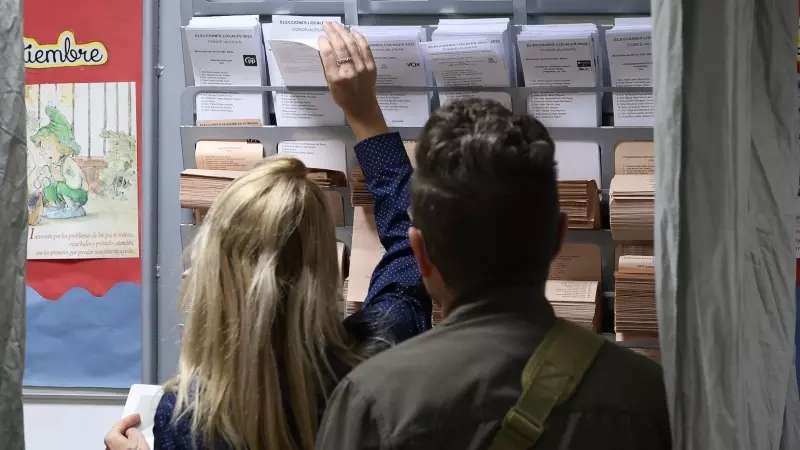 31/05/2023 Votantes eligen las papeletas para votar en un colegio electoral este 28M.