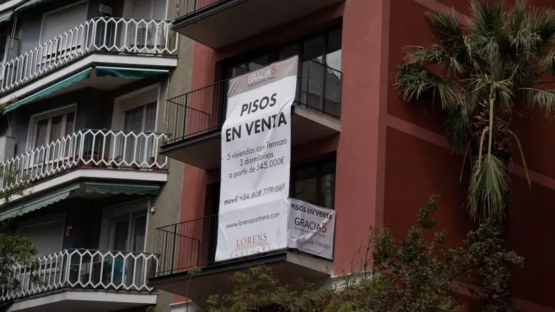 Cartel de venta en una fachada de un edificio, a 25 de abril de 2023, en Barcelona.