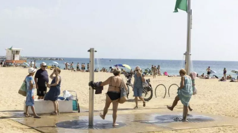 Las duchas de las playas de Barcelona regularan su uso para el ahorro de agua frente a la grave sequía que sufre Catalunya.