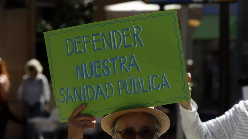 Detalles de la manifestación en defensa de una sanidad pública, a 25 de marzo de 2023 en Málaga, (Andalucía, España).