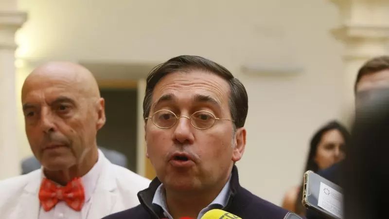 El ministro de Asuntos Exteriores del Gobierno de España, José Manuel Albares, atiende a los medios tras reunirse con los representantes del Instituto Halal a 15 de mayo del 2022 en Córdoba (Andalucía. España).