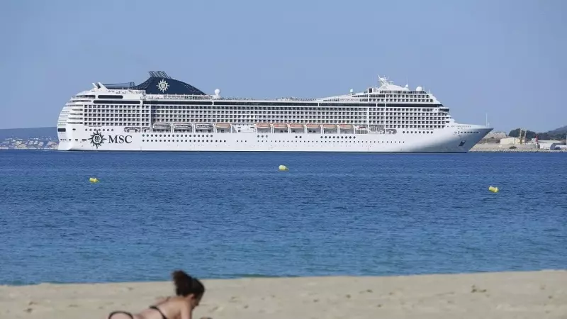 Un crucero se divisa desde la playa de Can Pere Antoni, en Palma de Mallorca, a 21 de mayo de 2023