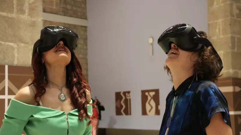 1-6-2023 Dues visitants del Museu Marítim de Barcelona amb ulleres de realitat virtual observant la ciutat de Pompeia
