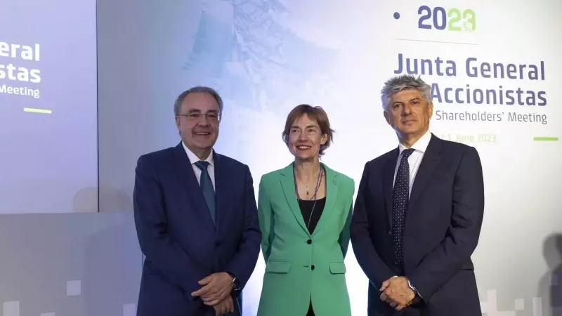 De izq. a der., el consejero delegadosaliente de Cellnex, Tobías Martínez, la presidenta, Anne Bouverot, y el nuevo consejero delegado, Marco Patuano, en la junta de accionistas de la compañía.