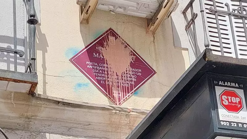 La Placa de Marcos en Ana en la calle Narváez de Madrid ha sido vandalizada, a 1 de junio de 2023.
