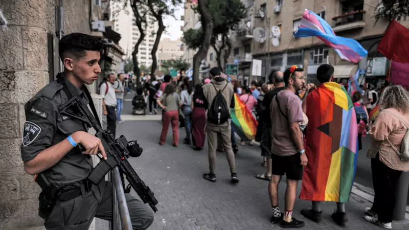 Un policía israelí vigila los actos convocados por el día del Orgullo, a 1 de junio de 2023.