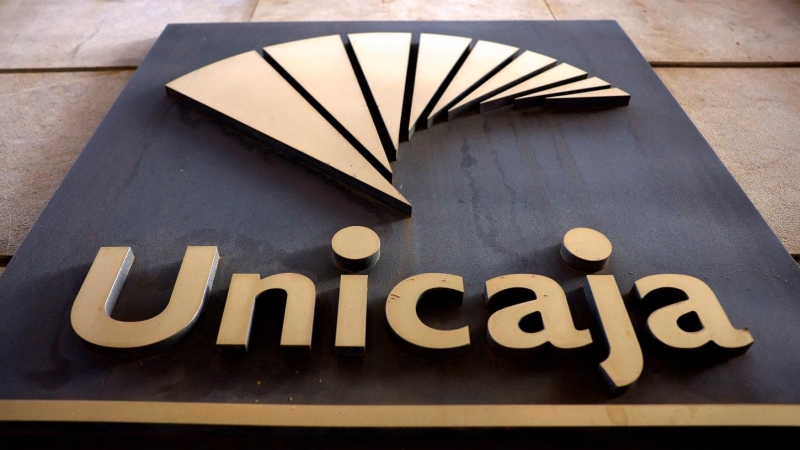 EEl logo de Unicaja Banco en una oficina en la localidad malagueña de Ronda. REUTERS/Jon Nazca