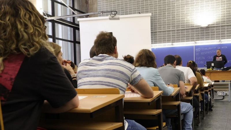 Estudiantes realizando un examen en la Facultad de Biológicas de la Universidad Complutense de Madrid, a 7 de mayo de 2023