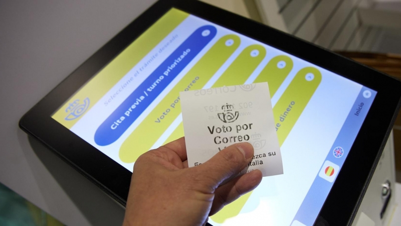 Una persona con un ticket de voto por correo en la oficina de Correos de Cibeles, a 1 de junio de 2023, en Madrid (España).