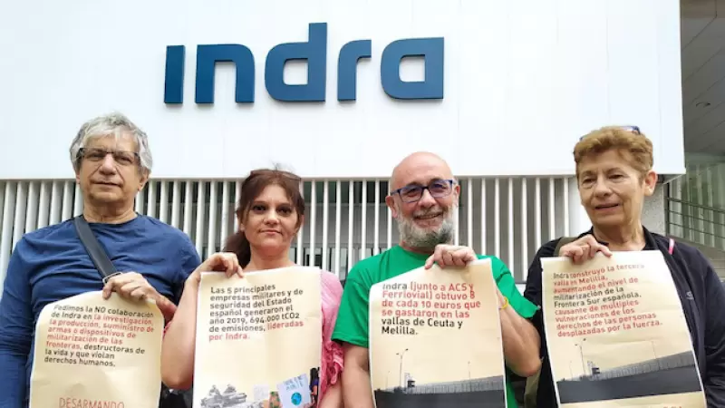 Varios activistas antimilitaristas protestan delante de la sede de Indra antes de la Junta de Accionistas de la empresa, en junio de 2022