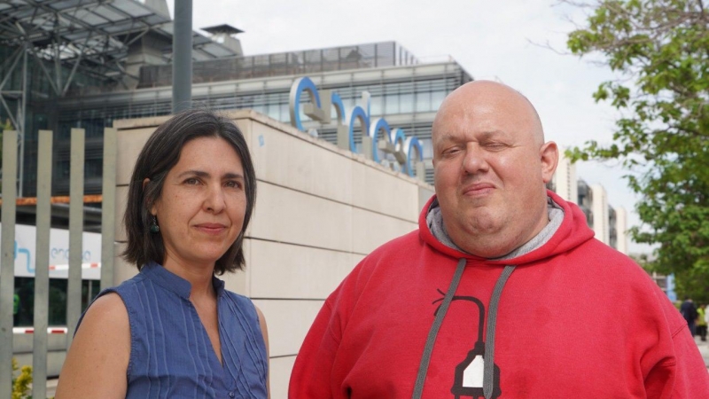 Natalia García, de la Asociación Pro Derechos Humanos de Andalucía, junto al representante de la Alianza contra la Pobreza Energética, delante de la sede de Endesa antes de su intervención en la Junta de Accionistas