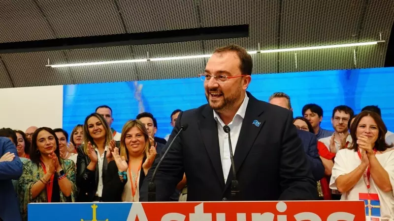 El presidente del Principado de Asturias y candidato del PSOE a la reelección, Adrián Barbón, interviene durante el seguimiento de la jornada electoral en la sede del FSA-PSOE, a 28 de mayo de 2023.