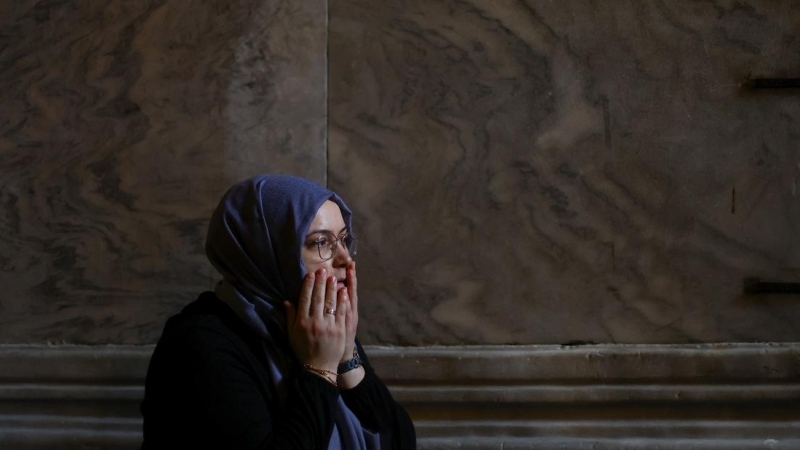 Una mujer, en la mezquita de Santa Sofía, en Estambul, el 29 de mayo de 2023.