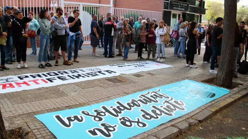 Participants en la concentració de suport als quatre joves encausats per la seva participació en les protestes postsentència feta davant dels jutjats penals de Tarragona