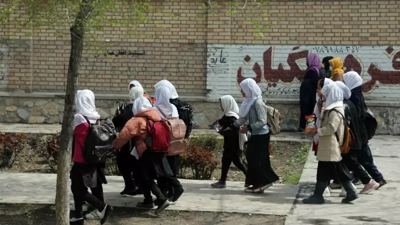 Un grupo de niñas a su salida de la escuela en Kabul (Afganistán), a 5 de junio de 2023.