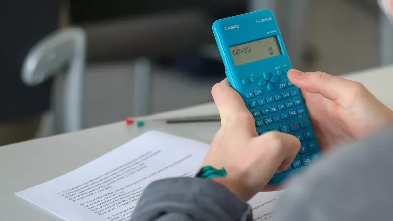 Foto de archivo. Un alumno de la Facultad de Ciencias económicas de la Universidad CEU San Pablo utiliza su calculadora durante un examen, a enero de 2022