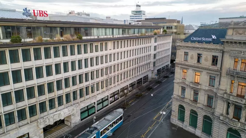 Las oficinas de los bancos suizos UBS y Credit Suisse una frente a la otra en la Paradeplatz de Zurich. REUTERS/Denis Balibouse