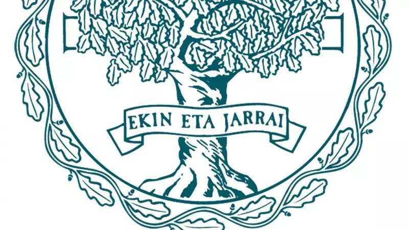 5/6/23 El escudo con el lema de la Euskaltzaindía, la Real Academia Vasca: 'Ekin eta jarrai' ['Insistencia ycontinuidad'].