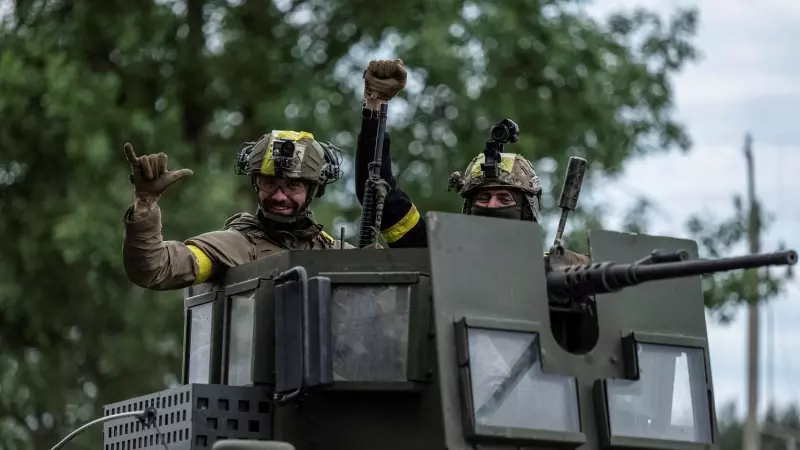 Miembros del Ejército ucraniano montan un carro de combate en la frontera entre Rusia y Ucrania, en la región de Járkov, a 5 de junio de 2023.