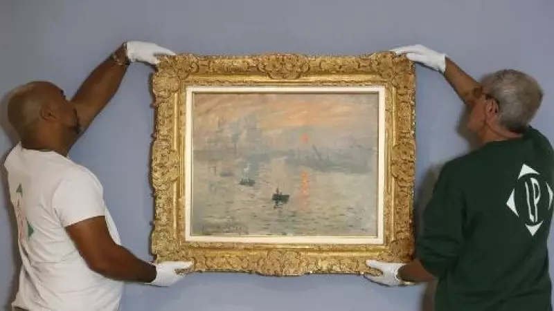 Empleados del Musee Marmottan Monet sostienen la pintura 'Impression, Sunrise' ('Impression soleil levant') del pintor francés Claude Monet.