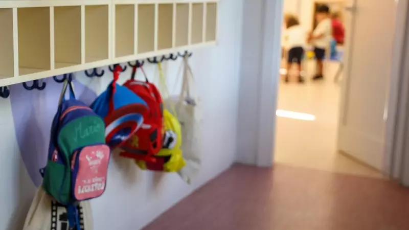 Varias mochilas en una percha de un aula de 0 a 3 años del colegio CEIP Hernán Cortés, durante el primer día de comienzo del curso escolar, a 7 de septiembre de 2022, en Madrid.