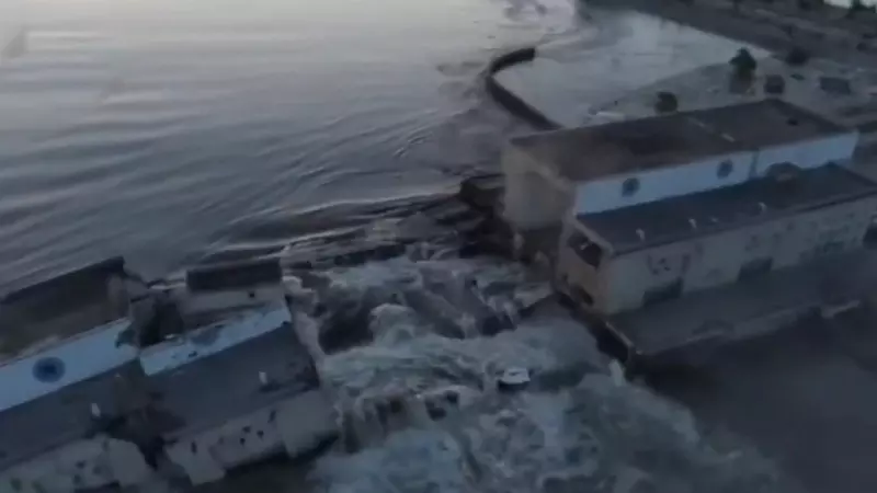 Captura de un vídeo difundido en redes sociales del agua saliendo sin control por la presa destruída en Jersón (Ucrania) este 6 de junio de 2023.