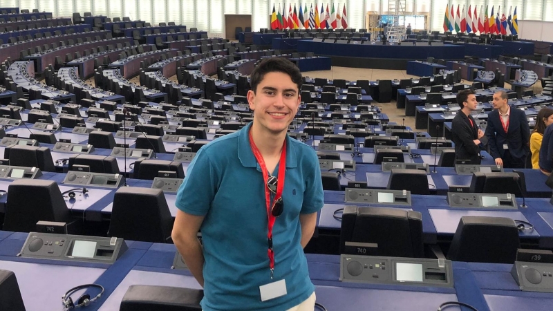 Alejandro Alba, estudiante de ingeniería aeroespacial, durante una visita al Parlamento Europeo.