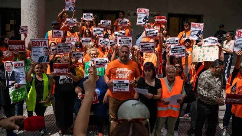 Afectados por las subidas de Blackstone y activistas del Sindicato de Inquilinas de Madrid y Stop Desahucios sujetan pancartas en los juzgados de Alcorcón (Madrid) durante una protesta contra los procesos judiciales de desahucio que el fondo de inversión