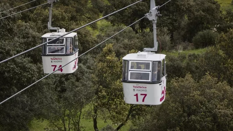 Varias personas disfrutan de un viaje en Teleférico de Madrid, por la Casa de Campo, a 10 de abril de 2022, en Madrid (