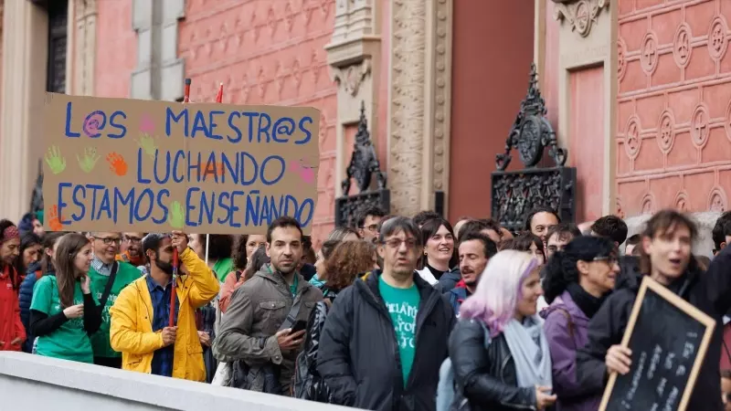 Médicos y profesores se reúnen durante una protesta frente a la Consejería de Educación, a 26 de mayo de 2023, en Madrid (España).