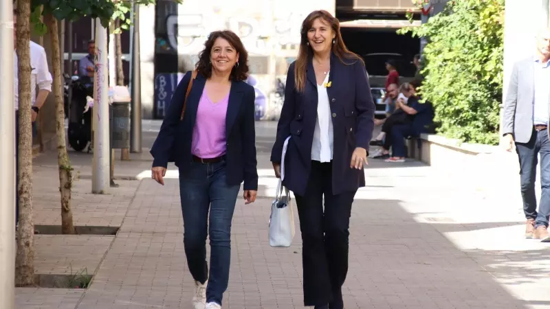 La presidenta de Junts, Laura Borràs, arribant a la seu del partit amb Anna Erra.