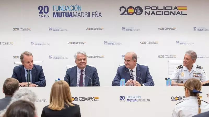 De izda. a dcha., Lorenzo Cooklin, director general de la Fundación Mutua Madrileña; Ignacio Garralda, presidente del Grupo Mutua y su fundación; Francisco Pardo, director general de la Policía Nacional; y Juan Carlos Castro, comisario general de Segurida