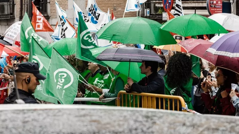 Funcionarios de la Administración de Justicia se manifiestan, bajo la lluvia, frente al Ministerio de Justicia, a 7 de junio de 2023, en Madrid (España).