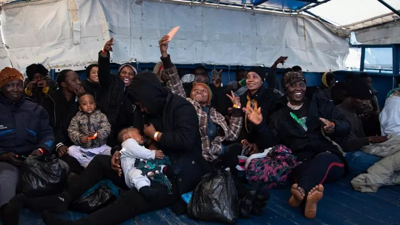 Migrantes rescatados en la costa de Lampedusa, Italia, por una misión humanitaria, a 21 de febrero de 2023.
