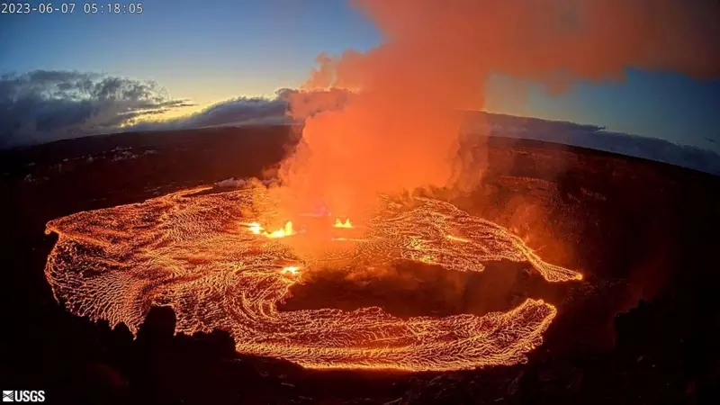 Lago de lava de la caldera del volcán Kilauea durante su erupción, en Hawái, a 7 de junio de 2023.
