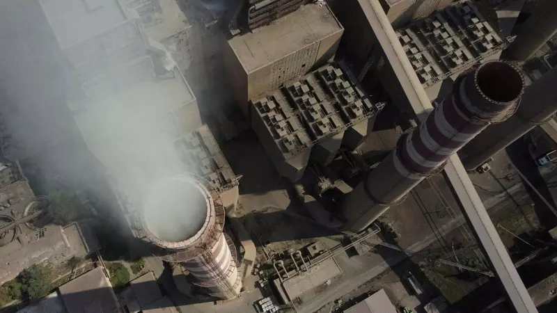 El humo sale de las chimeneas de la central eléctrica de carbón Kosova A en la ciudad de Obilic, Kosovo.