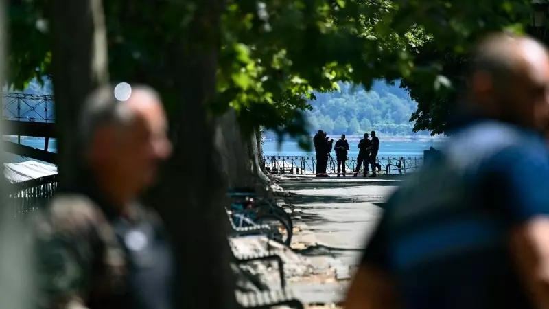 Personal de seguridad, en el parque cercano al lago de Annecy (Francia) donde se ha producido un ataque con cuchillo, a 8 de junio de 2023