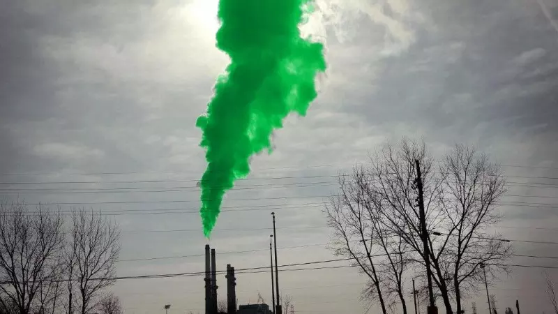 El humo sale de una central eléctrica alimentada con carbón el 1 de febrero de 2019 en Romeoville, Illinois.