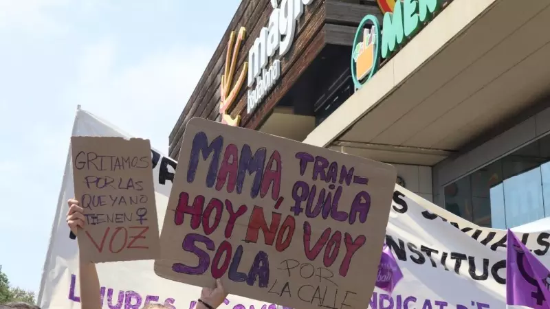 29/04/2023 - Manifestació a l'abril per denunciar les violacions a menors a l'entorn del centre Magic Badalona.