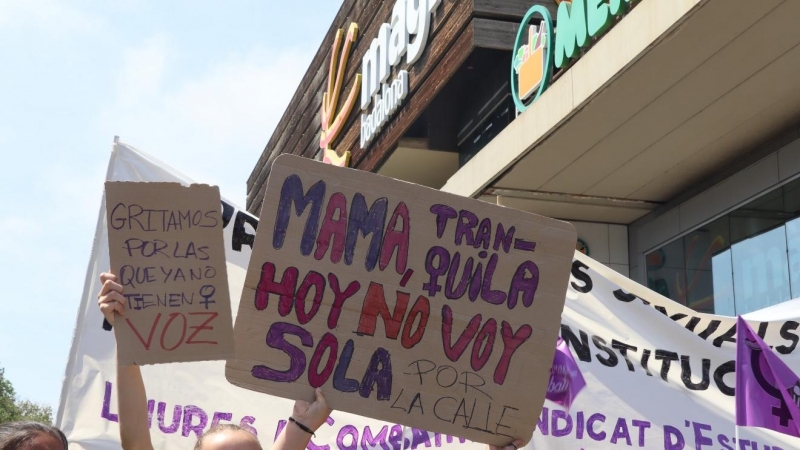 29/04/2023 - Manifestació a l'abril per denunciar les violacions a menors a l'entorn del centre Magic Badalona.