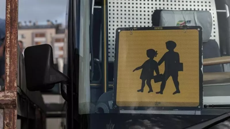Foto de archivo de un autocar con con la señal de transporte escolar, en las cocheras de una de las principales empresas de transporte de Gran Canaria. EFE/Ángel Medina G.